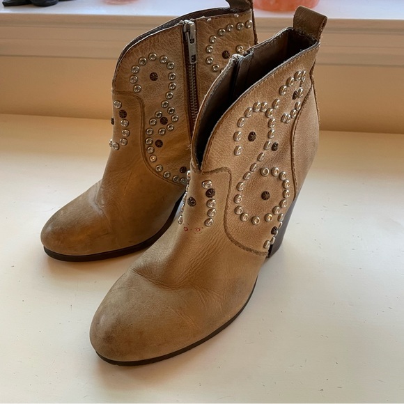 Steve Madden Shoes - Steve Madden Women’s Size 7 Western Tan Bootie Size US 7 - Used